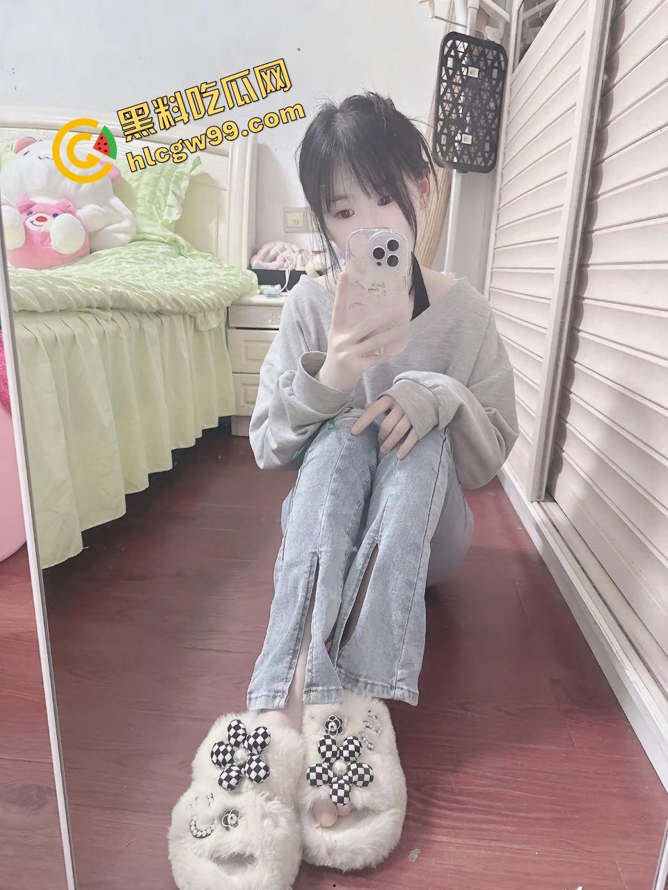 湖北艺术职业学院苗条嫩妹【张蓉】卫生间发骚自拍露奶诱惑，上小便拉尿淫荡私拍！独家曝光流出！-2