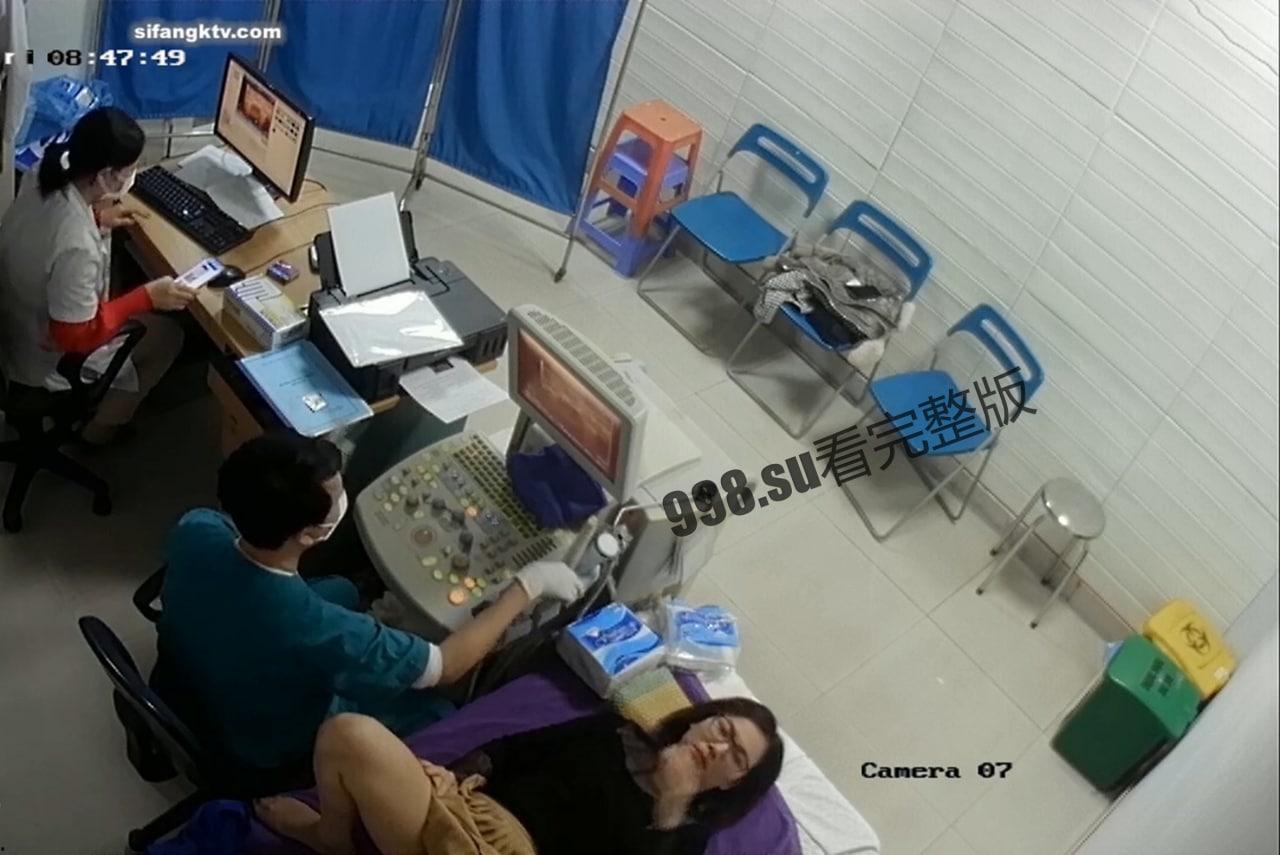 妇科偷拍 男医生帮眼镜少妇检查乳房阴道 少妇开始还有点不好意思 后面一边聊天一边笑-2