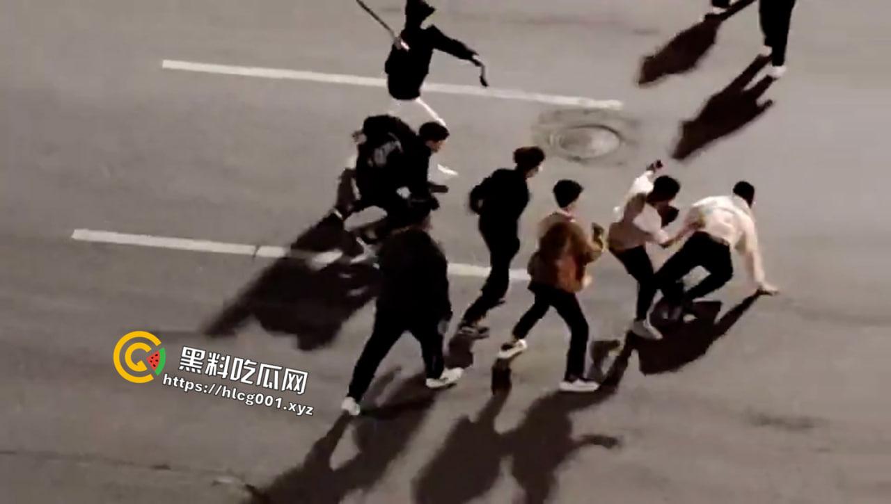 河南信阳古惑仔！大街上持刀砍杀 宛如黑帮片械斗  杀了就走 年轻人就是天不怕地不怕啊-4