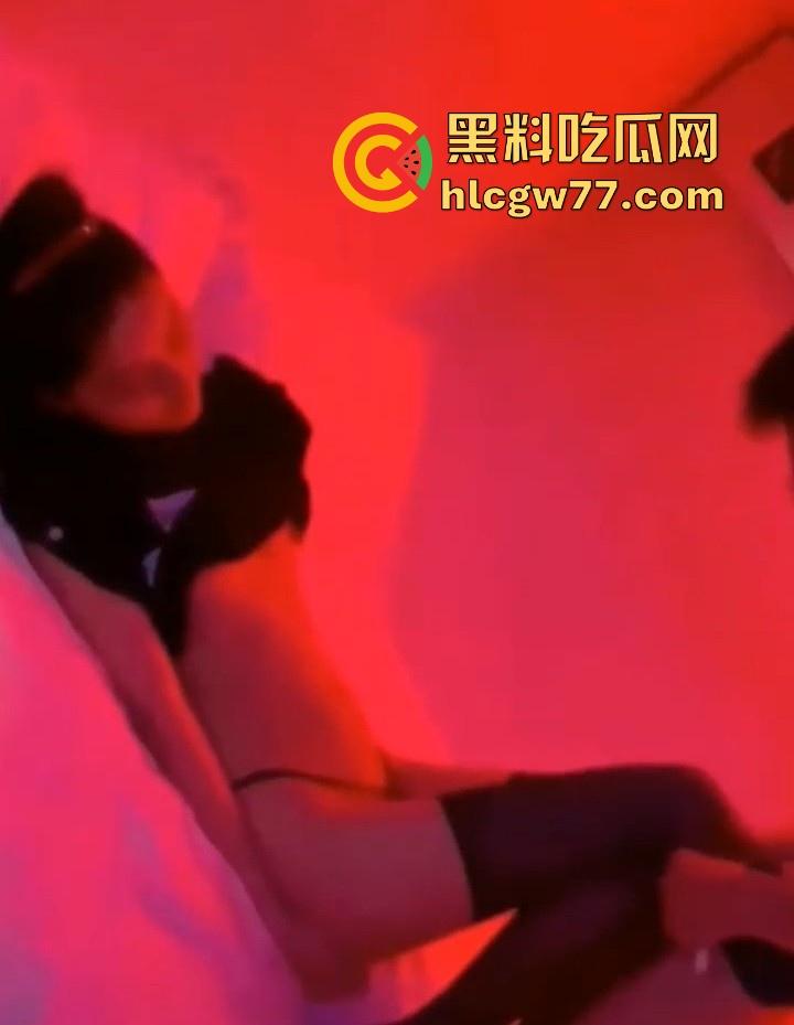 丁山职校大二学生妹【韩佳妮】带闺蜜约炮猛男 闺蜜在旁拍摄遭泄密 不雅视频全网疯传-5