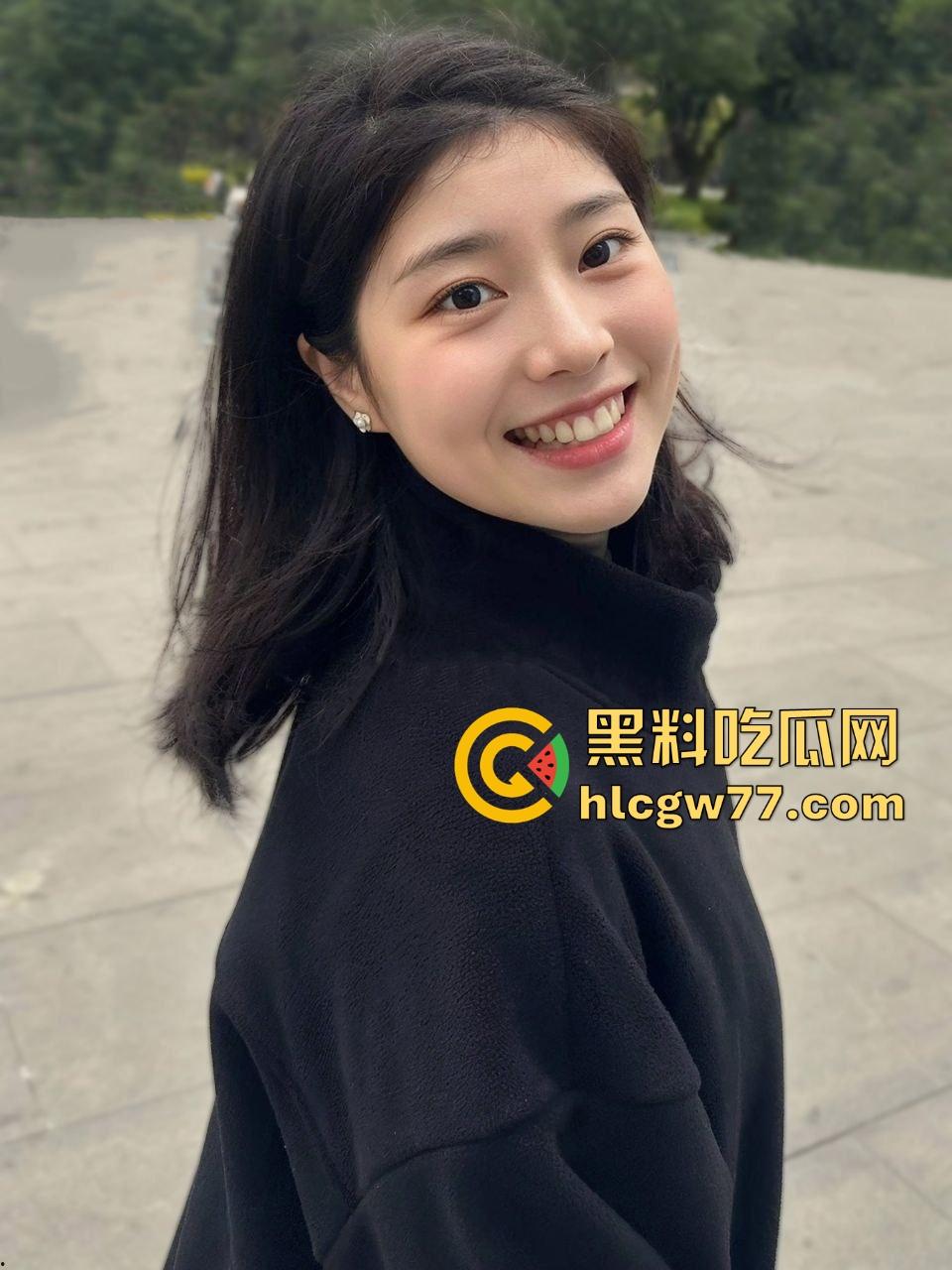 大学生真会玩！情侣在学校食堂沙发上做爱被偷拍 ，现场被人拍下疯传-1