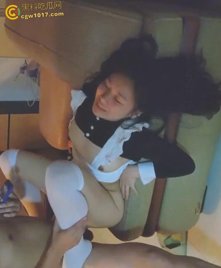 宁夏银川长腿美女【郝丹】，身材火辣性感，白丝美腿女仆制服，沙发无套轻操慢插嫩穴，全程娇喘连连 ！-8