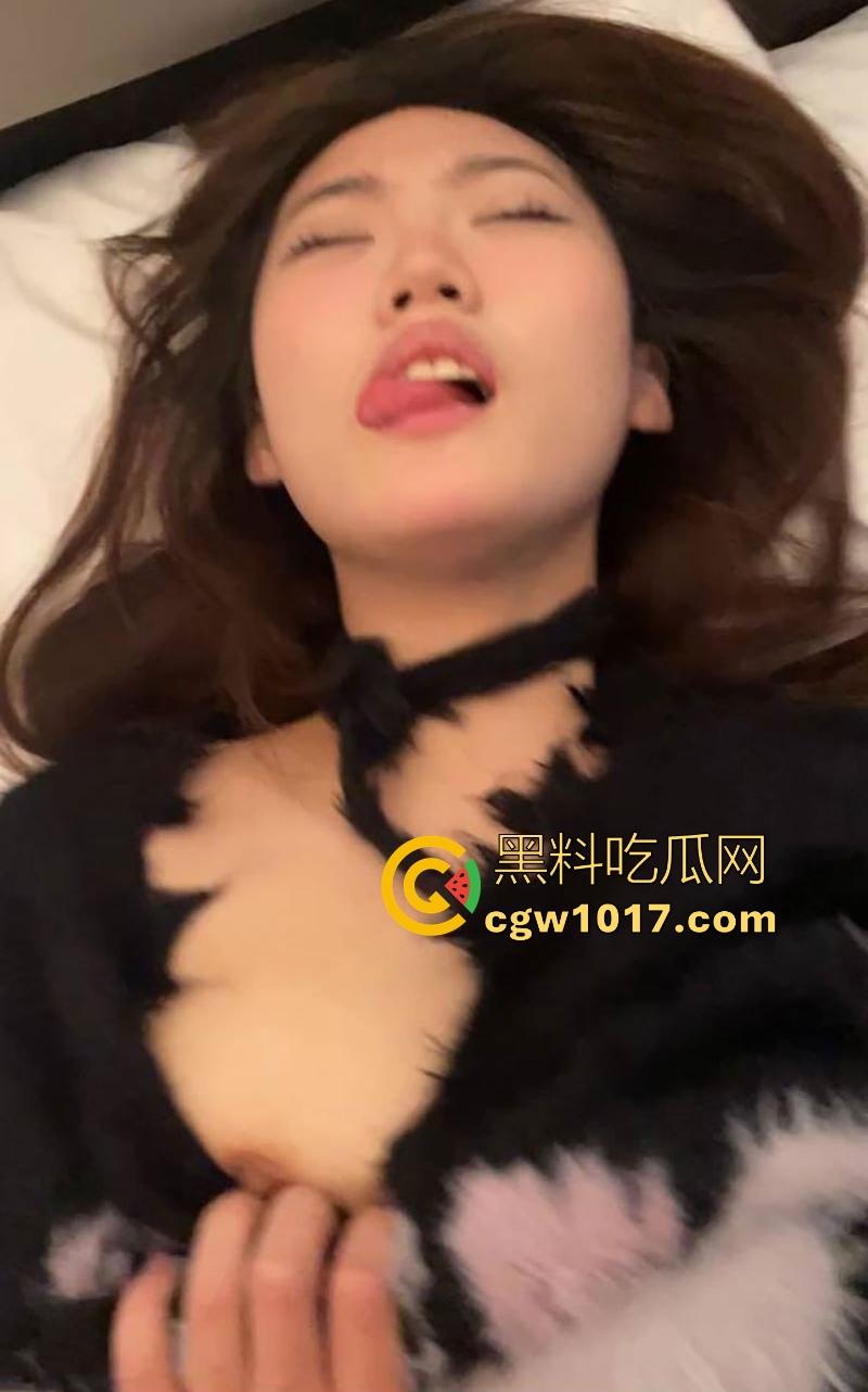 屌大的人优先享受极品御姐！瓜友分享网聊邂逅高挑骚逼，露脸深吞鸡巴，酒店狂野榨精，完事主动拿刮胡刀把逼毛刮了！-8