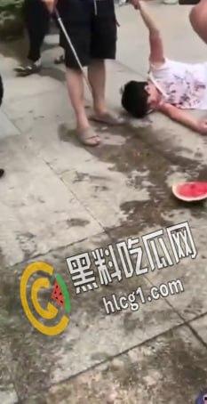 畜生行为！浙江海宁市周王庙镇 畜生孙子为了一个西瓜爆打奶奶 把奶奶打到浑身是血 倒地不起-2