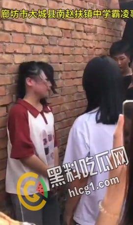 校园欺凌！河北廊坊大城县南赵扶镇某中学 几十个学生起哄狂扇女生耳光 可怜的女生只能缩在墙边任人宰割-2