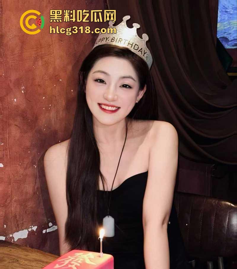 社交软件约炮极品高颜值美术生【刘晃晃】 丰满蜜桃臀被后入爆操 露脸口交深情舔屌 反差感拉满！-2