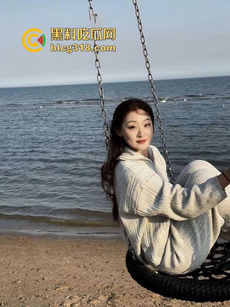 社交软件约炮极品高颜值美术生【刘晃晃】 丰满蜜桃臀被后入爆操 露脸口交深情舔屌 反差感拉满！-4