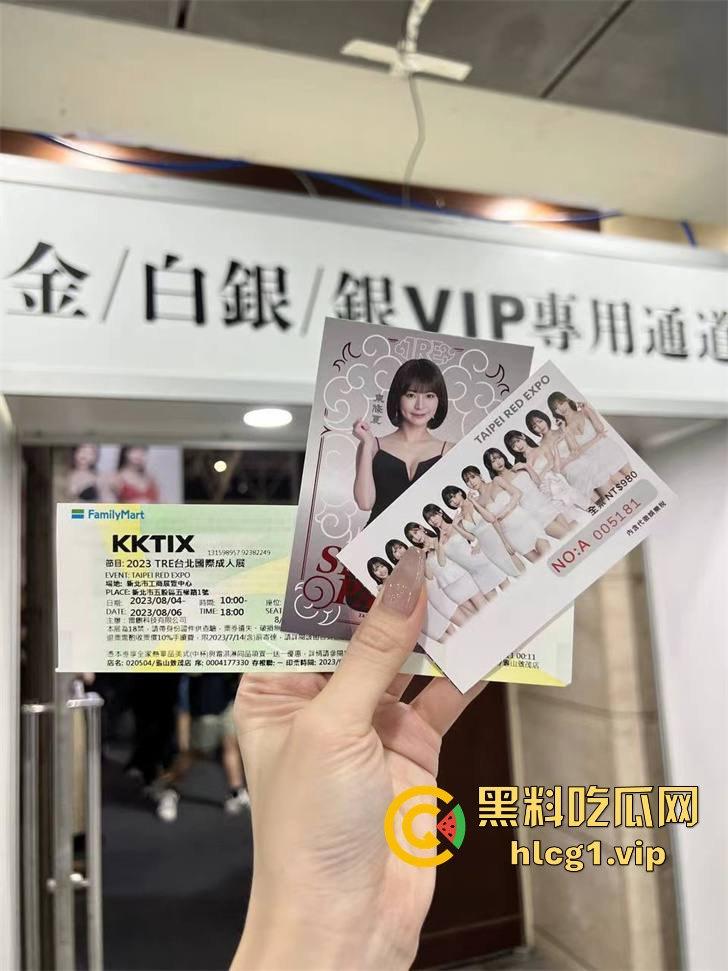 独家直击！带粉丝云打卡台湾成人展，三上悠亚比屏幕更美更性感，完爆国内漫展，台妹赞到爆！-4