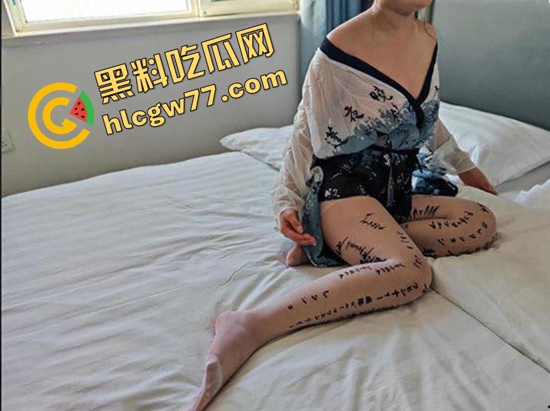 海角 善良的小嫂子 新作 开着门爆操如狼似虎的嫂子 内射后再把丝袜塞入骚穴内!-7