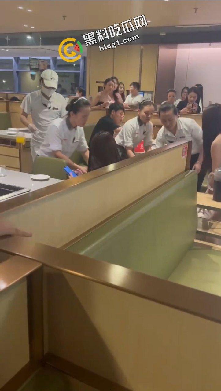 重庆海底捞女人打架原视频！什么长腿飞踢 奶子砸脸 能不能让我也加入战斗-2