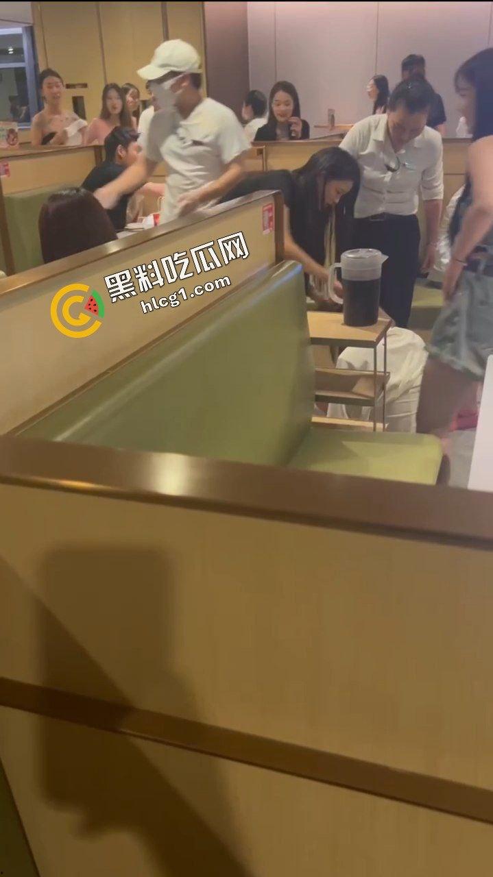 重庆海底捞女人打架原视频！什么长腿飞踢 奶子砸脸 能不能让我也加入战斗-3