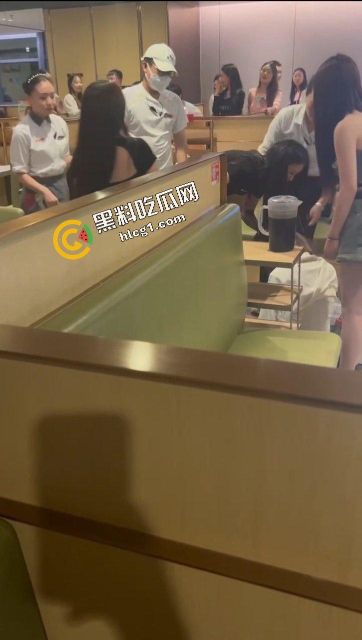 重庆海底捞女人打架原视频！什么长腿飞踢 奶子砸脸 能不能让我也加入战斗-5