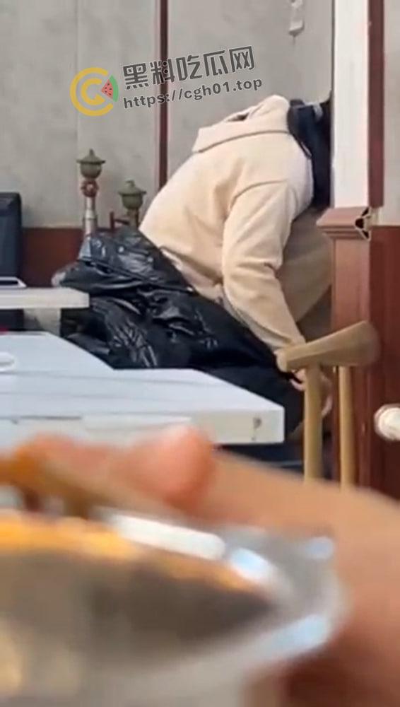 宿迁学院四号餐厅情侣餐桌做爱 女上忘我地蠕动 偷拍视频被流出-3