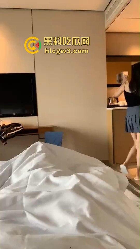 青岛极品人妻【冯思雅】被老公拉头发猛操，窗前啪啪疯狂，视频外泄引爆全网不敢直视！-3