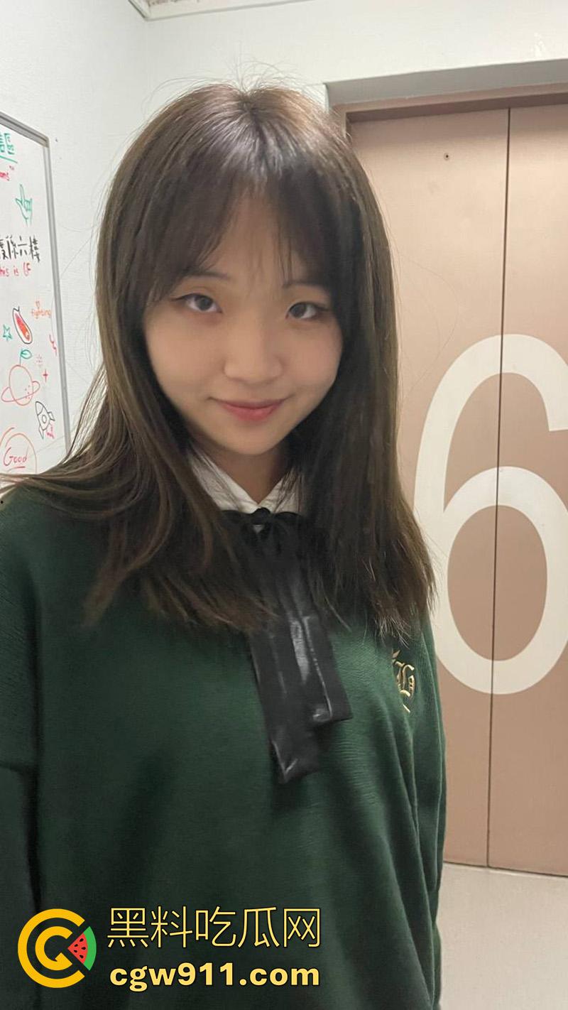 大连艺术学院【周韩雅】，身材极品美腿修长，被土豪包养穿诱人黑丝，酒店扛腿打桩爆操！-8