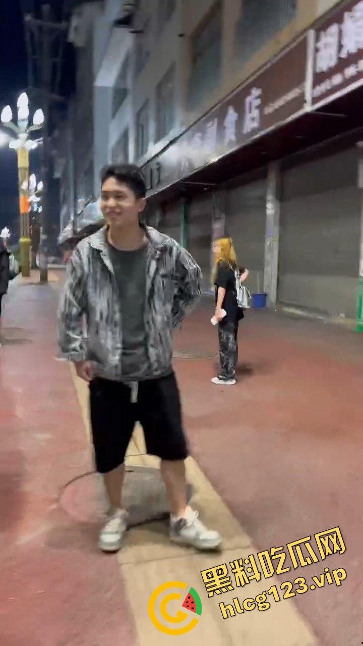 云南精神小伙社会人砍人现场，这真是现实版古惑仔！放个打歌舞他们能咋办？-4