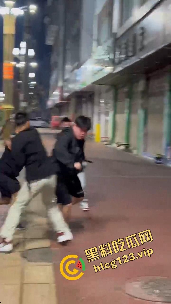 云南精神小伙社会人砍人现场，这真是现实版古惑仔！放个打歌舞他们能咋办？-5