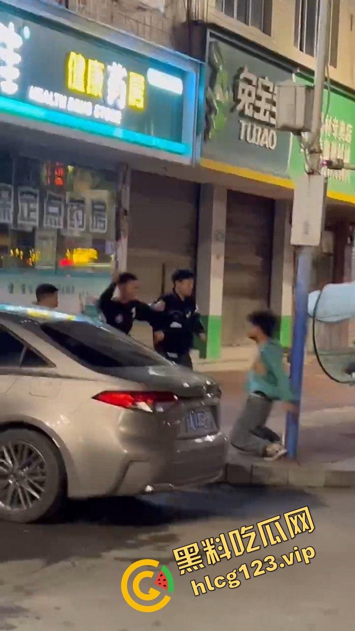 云南精神小伙社会人砍人现场，这真是现实版古惑仔！放个打歌舞他们能咋办？-6