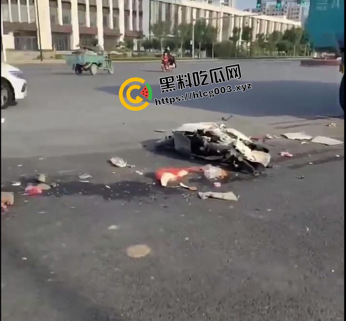 血腥慎入！济南商河车祸现场 脑袋被压爆 脑浆和内脏散落一地 现场视频流出-1