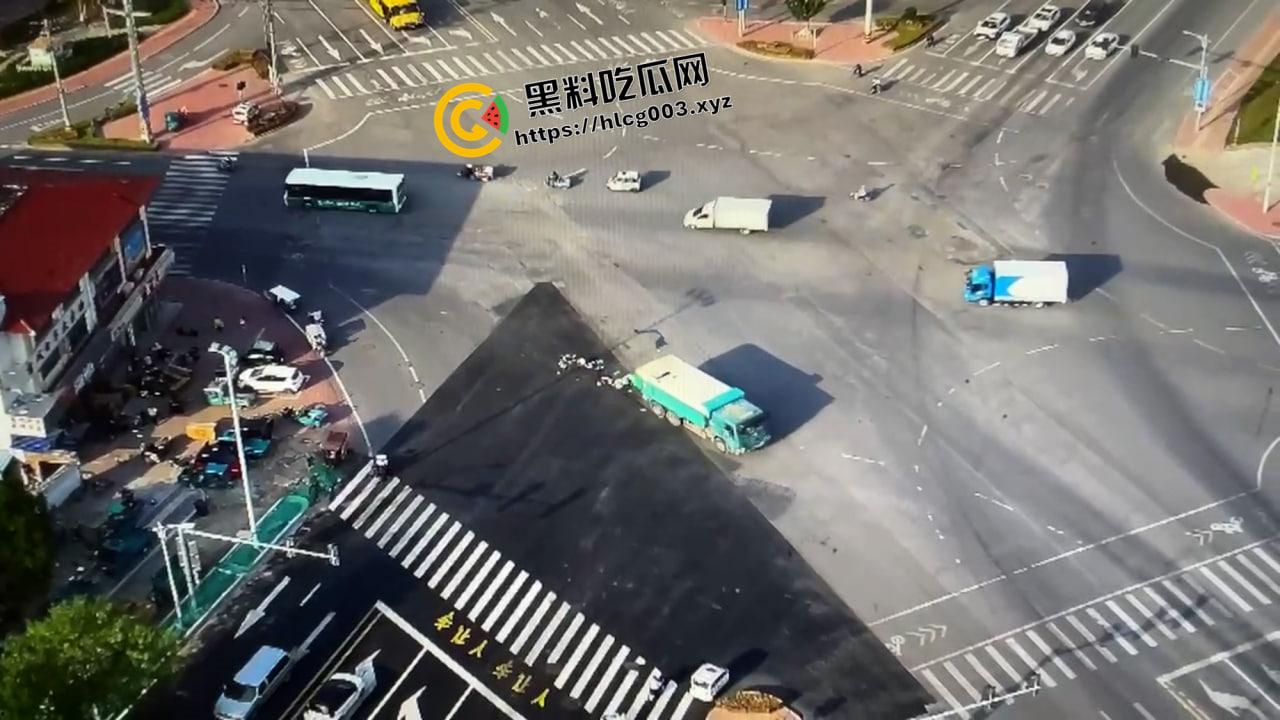 血腥慎入！济南商河车祸现场 脑袋被压爆 脑浆和内脏散落一地 现场视频流出-4