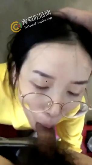 犯错了的老婆为了求原谅 强行给老公跪舔口交 这就认错态度 只能选择原谅她了-3