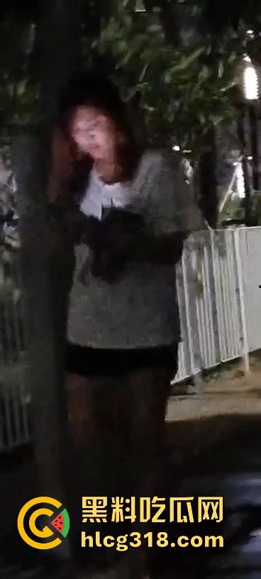 货车夫妻路边野战！面对偷拍围观者毫不慌张 还把肥臀翘起来一点方便老哥入深一点 巨骚无比！-6