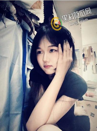 湖南长沙环境生物学院 摄影部部长欧阳红梅 表面是品学兼优的学姐 私下是个爱吃精的母狗 口交吞精视频流出-1