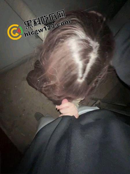 哥哥不在家，弟弟偷拉嫂子楼道猛操，抱着嫂子骚逼无套狂干射满嘴，事后聊骚曝哥哥也爱口爆！-5