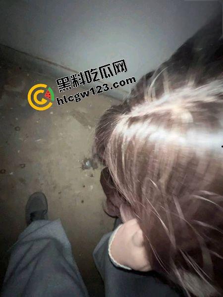 哥哥不在家，弟弟偷拉嫂子楼道猛操，抱着嫂子骚逼无套狂干射满嘴，事后聊骚曝哥哥也爱口爆！-7