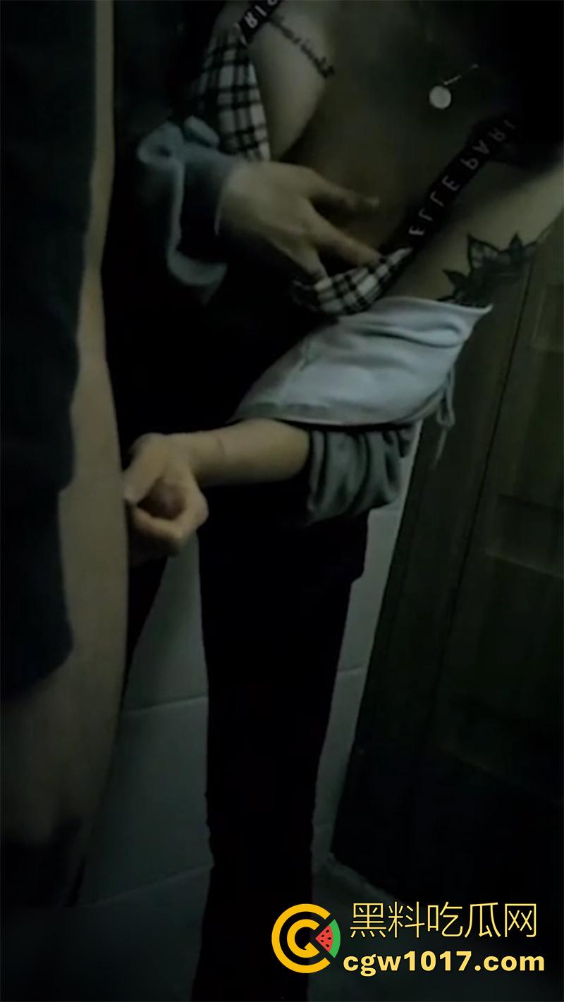 有事秘书干没事干秘书，大型公司偷情现场，性感秘书袒胸露乳，在厕所帮老板口交打飞机 ，结果被偷录视频还曝光！-3