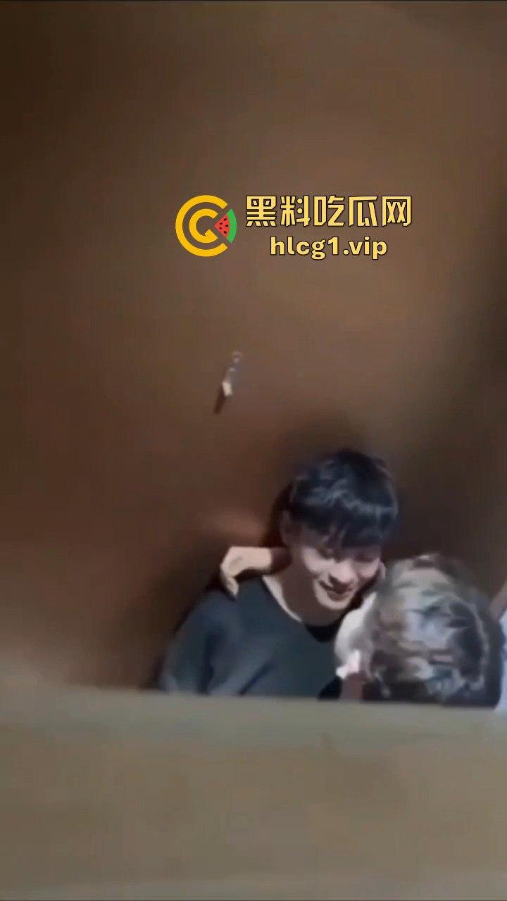 成都男同厕所激情上演热吻还玩壁咚，偷拍者吓出一身冷汗!-2