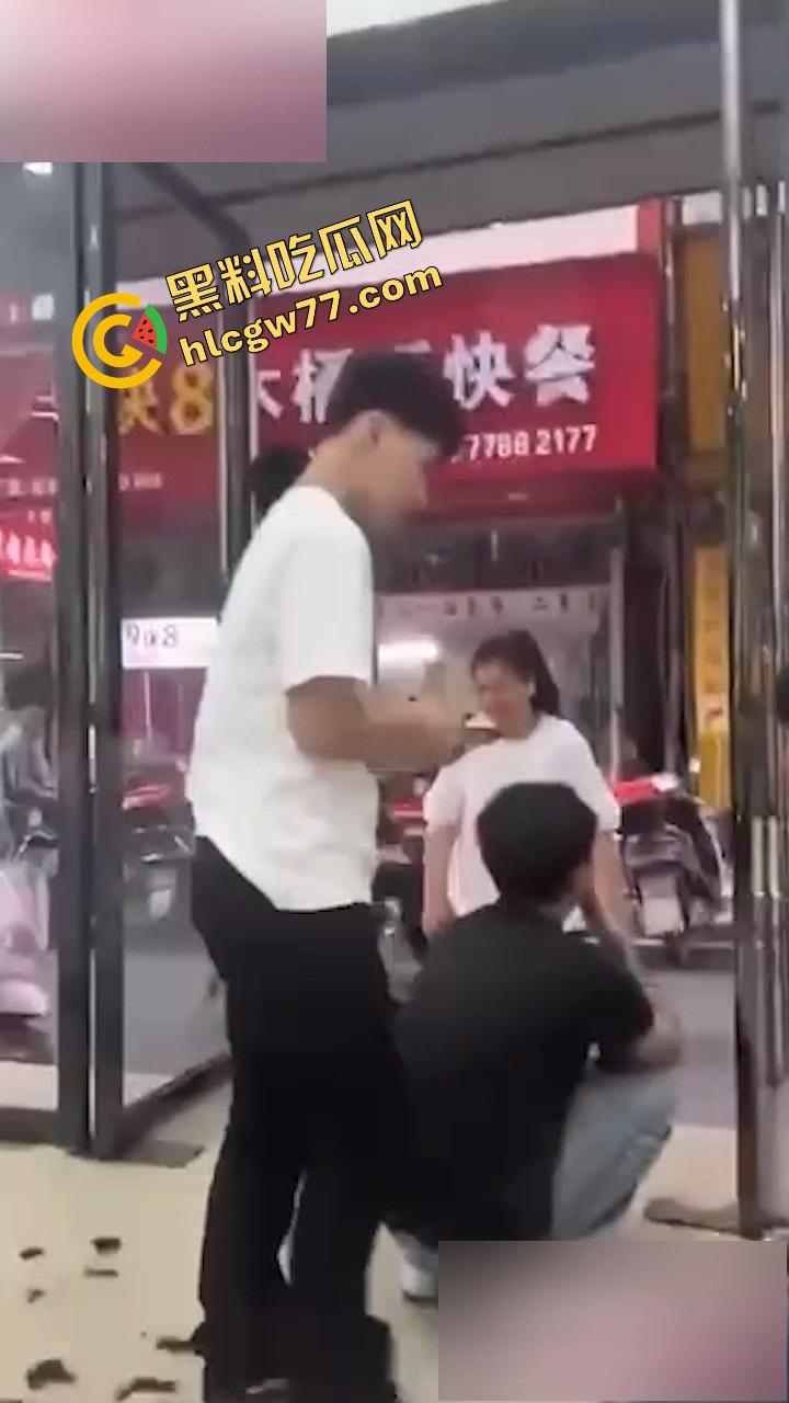 广西河池八方来客饭店，精神小伙精神小妹二楼狂演观音坐莲，裤子一脱开操，楼下食客全看傻了！-6