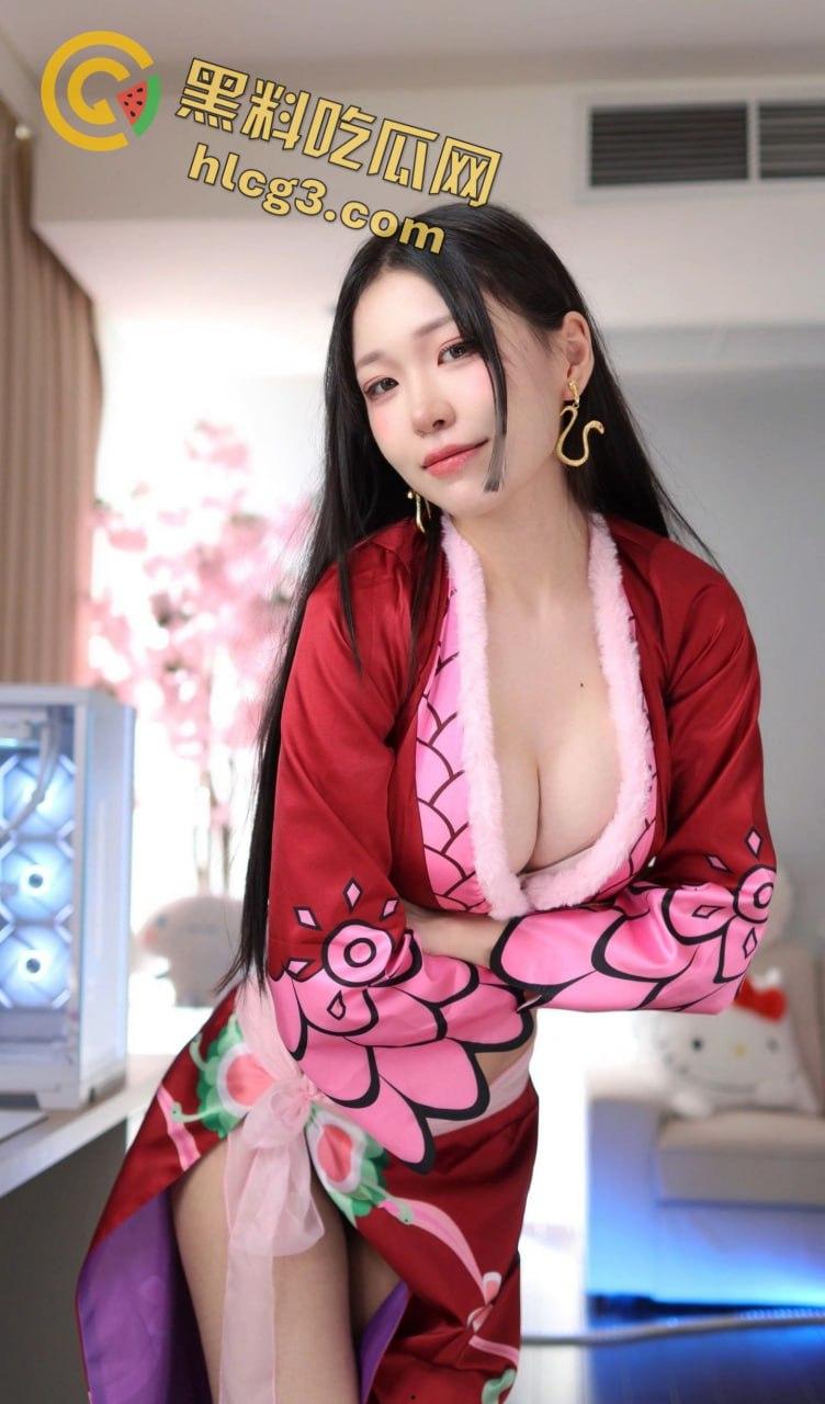 海贼王女帝COS自慰视频火爆全网！高颜值顶级身材，让人无法移开视线-1