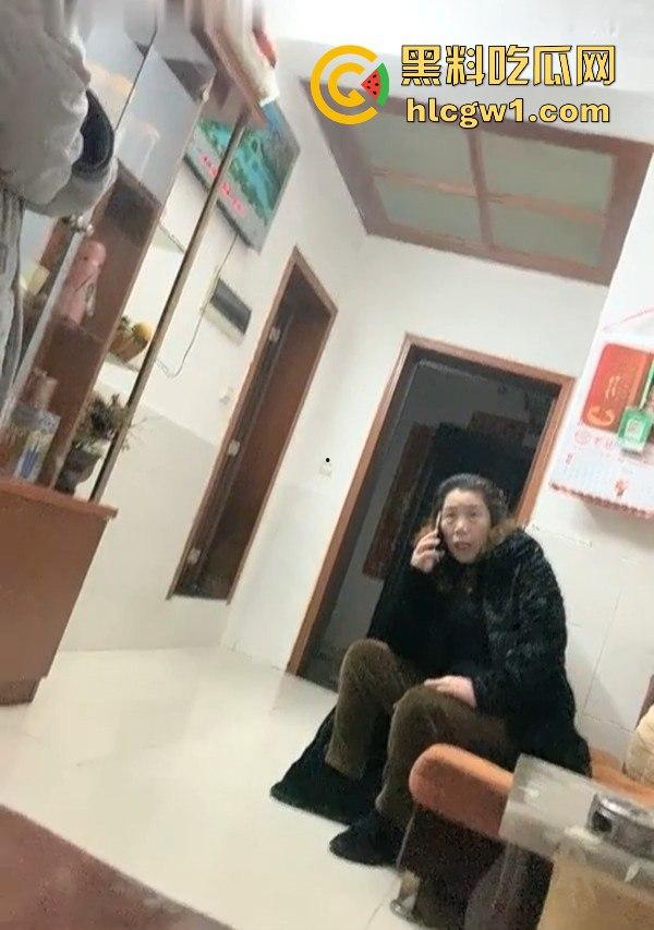 湖南瓜友曝光深夜偷拍淫窝遭老鸨追赶，逃命时撞进快餐妹窝，生死逃亡中还能遇骚妹，湖南深夜真不简单！-10