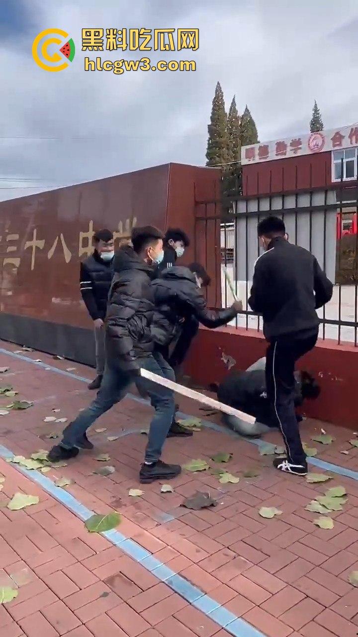 唐山38中门口精神小伙持械群殴，砍刀钢棍齐飞，校园门口上演江湖儿女！-5