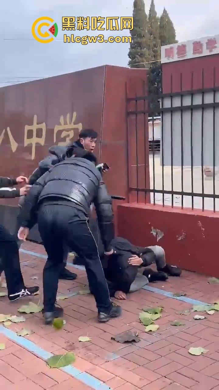 唐山38中门口精神小伙持械群殴，砍刀钢棍齐飞，校园门口上演江湖儿女！-7