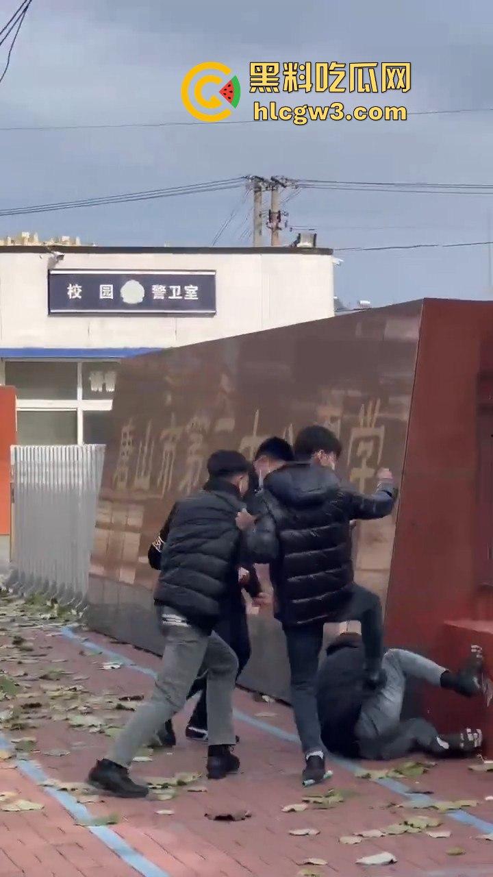 唐山38中门口精神小伙持械群殴，砍刀钢棍齐飞，校园门口上演江湖儿女！-8
