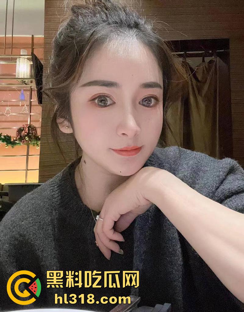 河北高颜值馒头逼骚妇，身材性感翘臀饱满诱人，经常穿黑丝自拍勾引网友，被调教后入逼都操黑了！-1