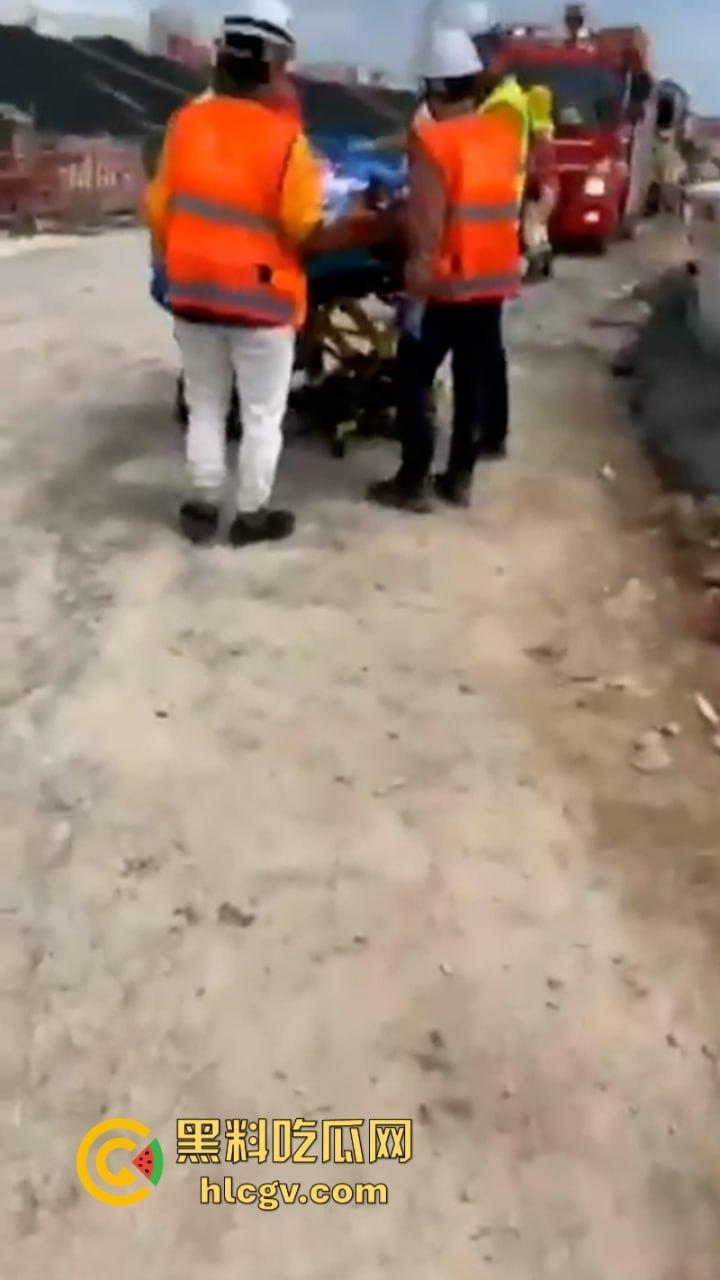 蛋疼！菲律宾工地小哥施工失误被钢管穿蛋而过 命根子保不住了-6