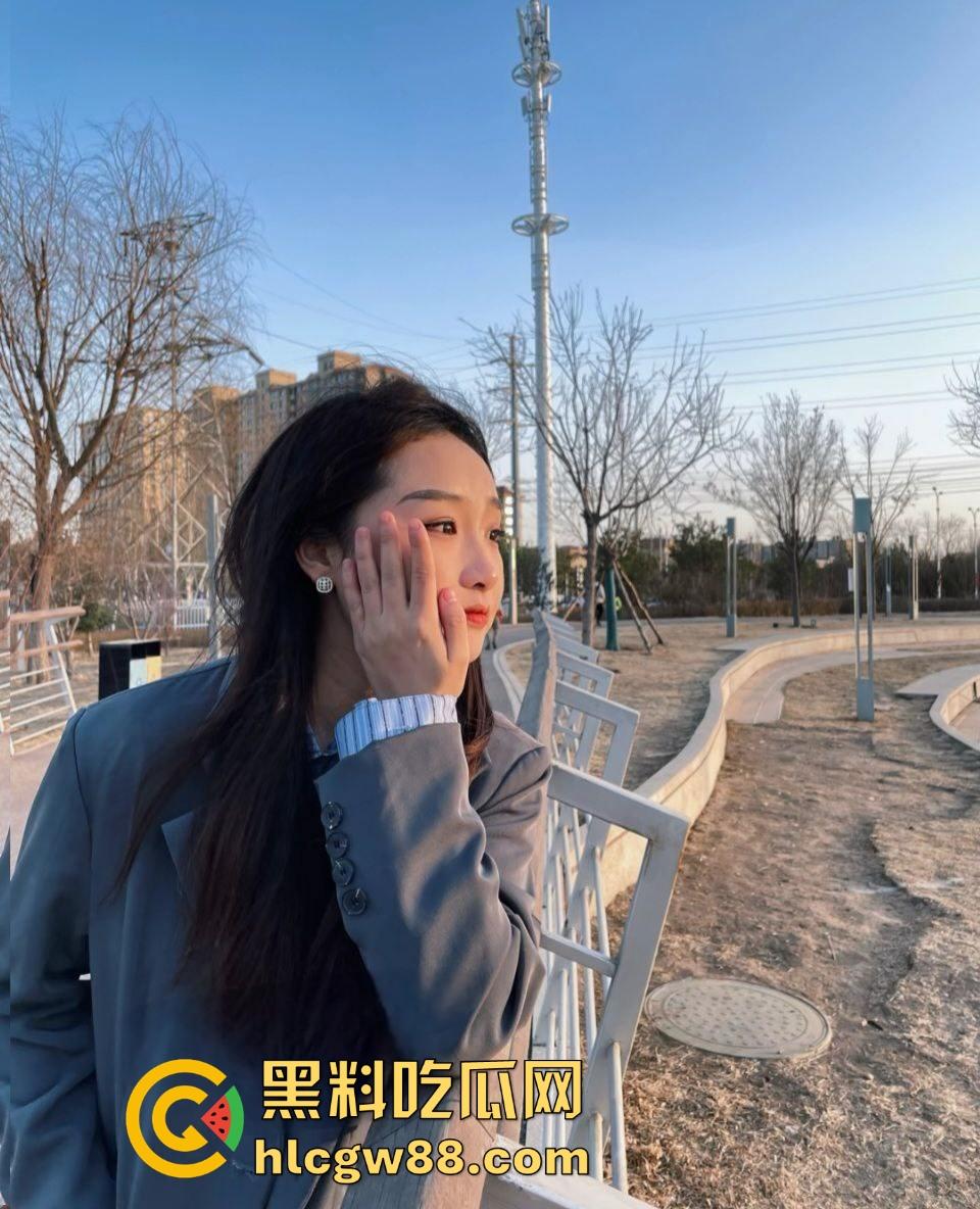 内蒙古包头轻工技术学校【王静】下海搞黄，网友裸聊私下约炮视频曝光，制服黑丝诱惑女王，乖乖女变床上尤物！-4