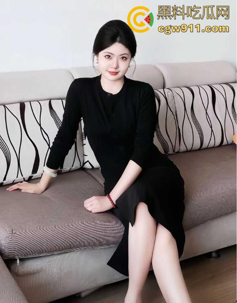 武汉科技大学【李仕晴】不雅视频流出，剃光阴毛穿开档黑丝被狂操，边揉阴蒂边挨干，那奶子真大啊！-2