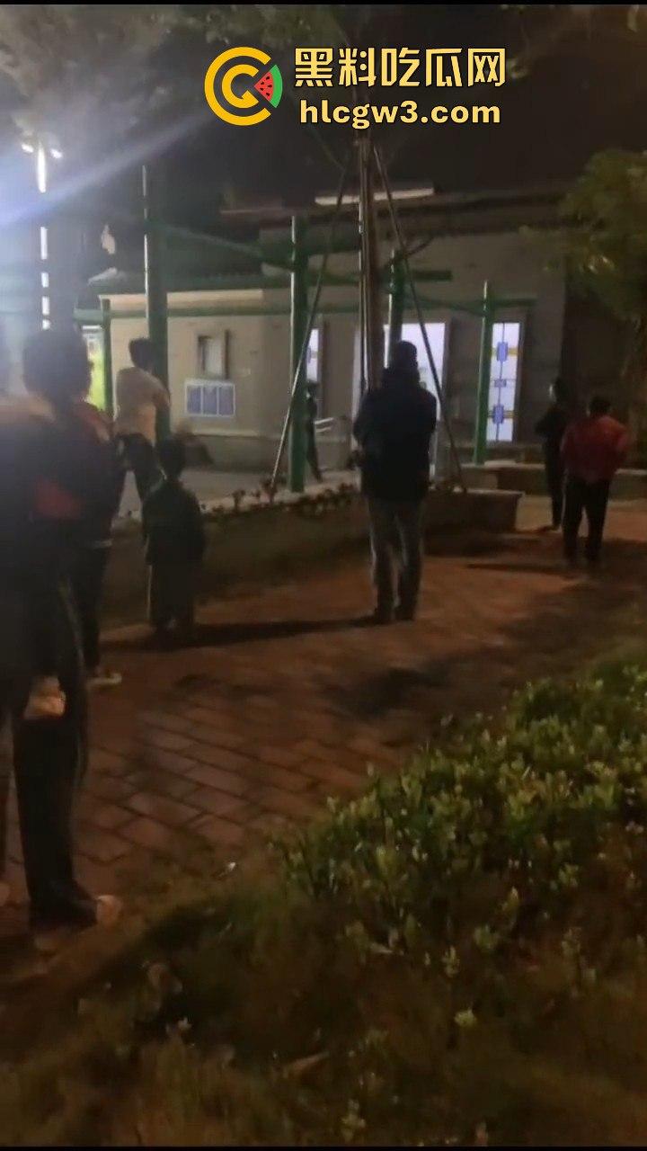 江门女装大佬变态出没！戴人皮面具假发混进女厕，被追堵脱下伪装，真是恶心到顶了！-10