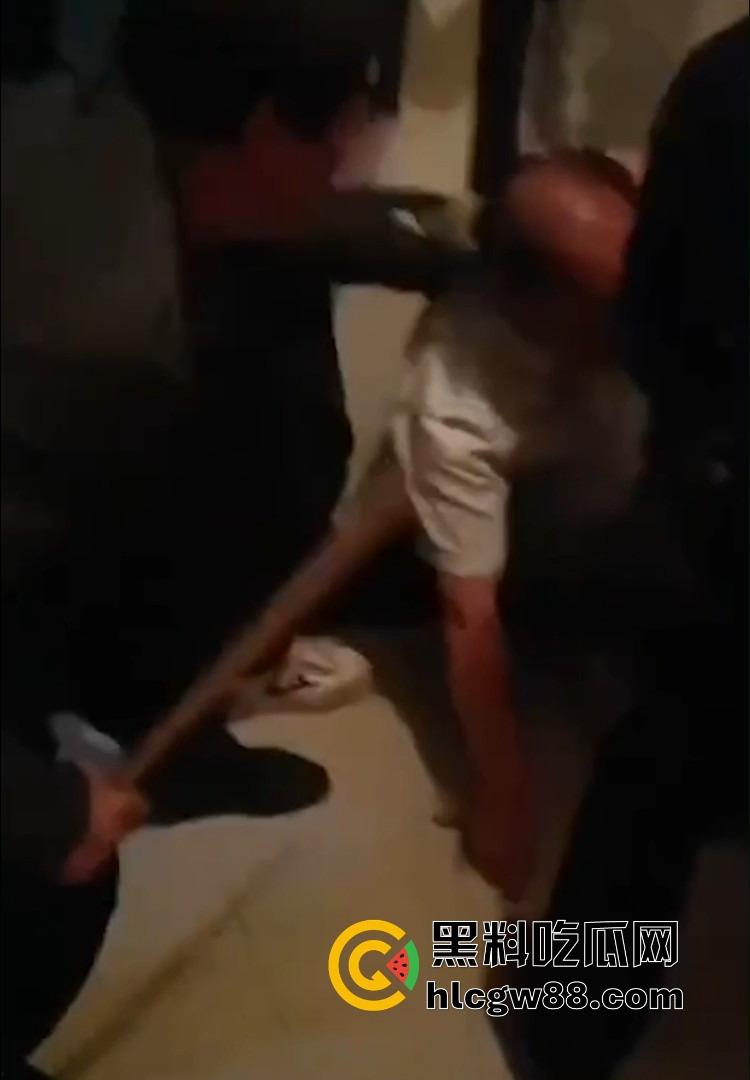 安徽一对奸夫淫妇被捉奸在床，女方亲戚暴打一顿，淫妇吓呆不敢吭声，男的被拖楼道棍棒伺候血流满地！-5