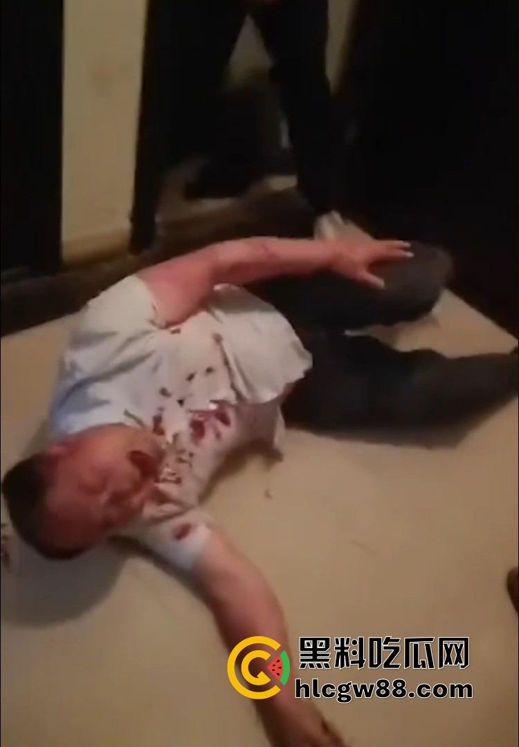安徽一对奸夫淫妇被捉奸在床，女方亲戚暴打一顿，淫妇吓呆不敢吭声，男的被拖楼道棍棒伺候血流满地！-7