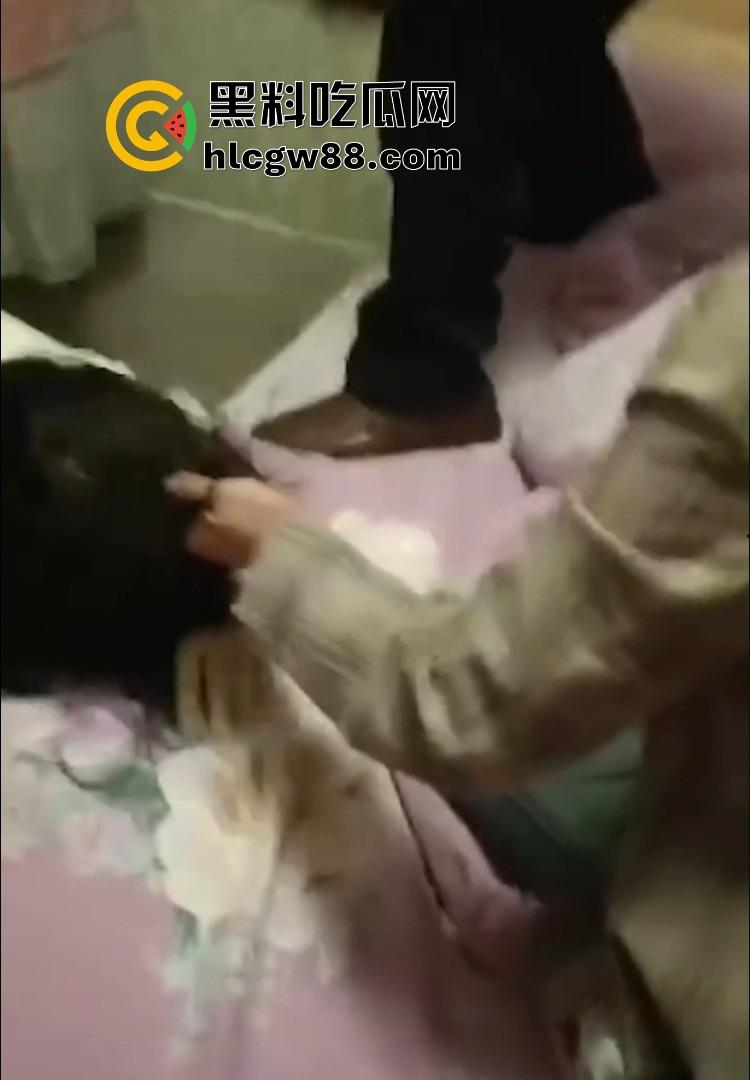 安徽一对奸夫淫妇被捉奸在床，女方亲戚暴打一顿，淫妇吓呆不敢吭声，男的被拖楼道棍棒伺候血流满地！-8