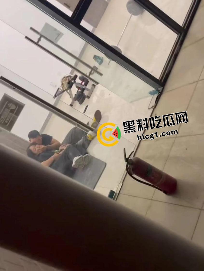 广州华商学院情侣男生宿舍打炮 被人举报辅导员当场捉奸 现场视频流出-1