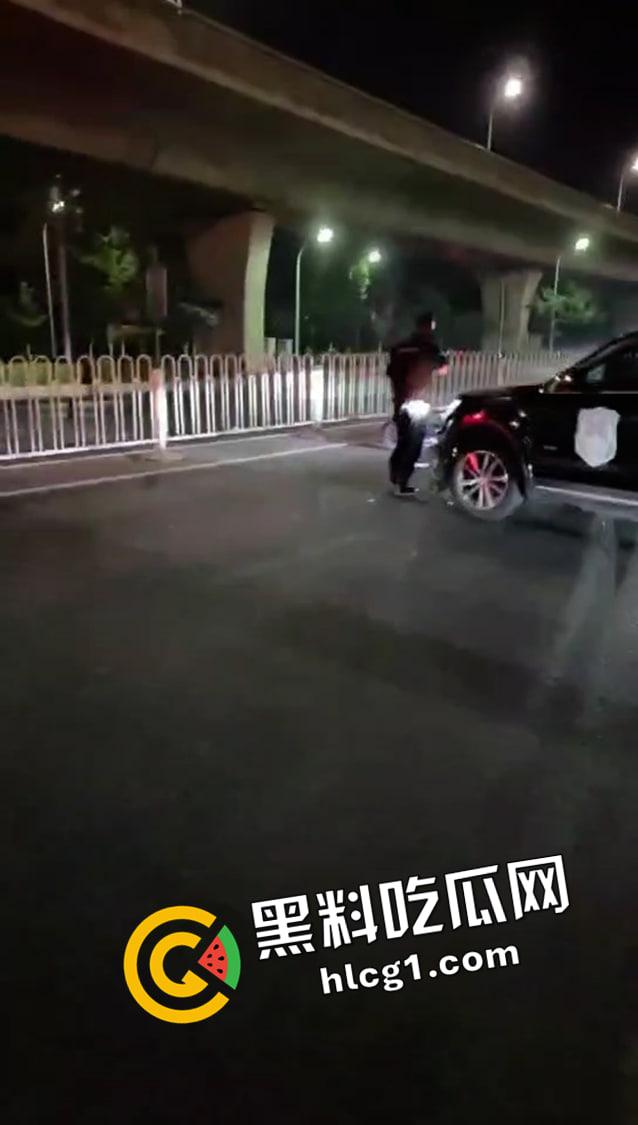山东临沂精神小伙撞警车逃跑现场吃瓜 鬼火把警车撞了先跑路 留下警察在风中凌乱-5