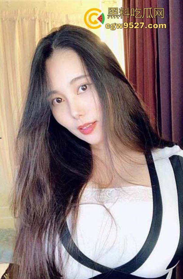 海角乱伦，继父周末出去钓鱼了，在家偷偷用大黄瓜插进了妈妈的成熟身体肥逼里，狠狠的内射满足她！-1