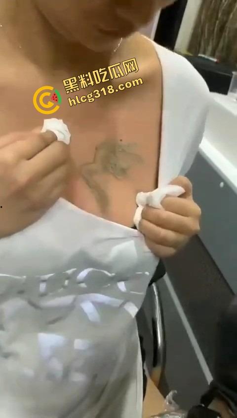 纹的时候笑得像疯子，洗的时候哭得像狗，精神小妹胸口洗纹身，找到接盘侠就开始洗过往了？-11