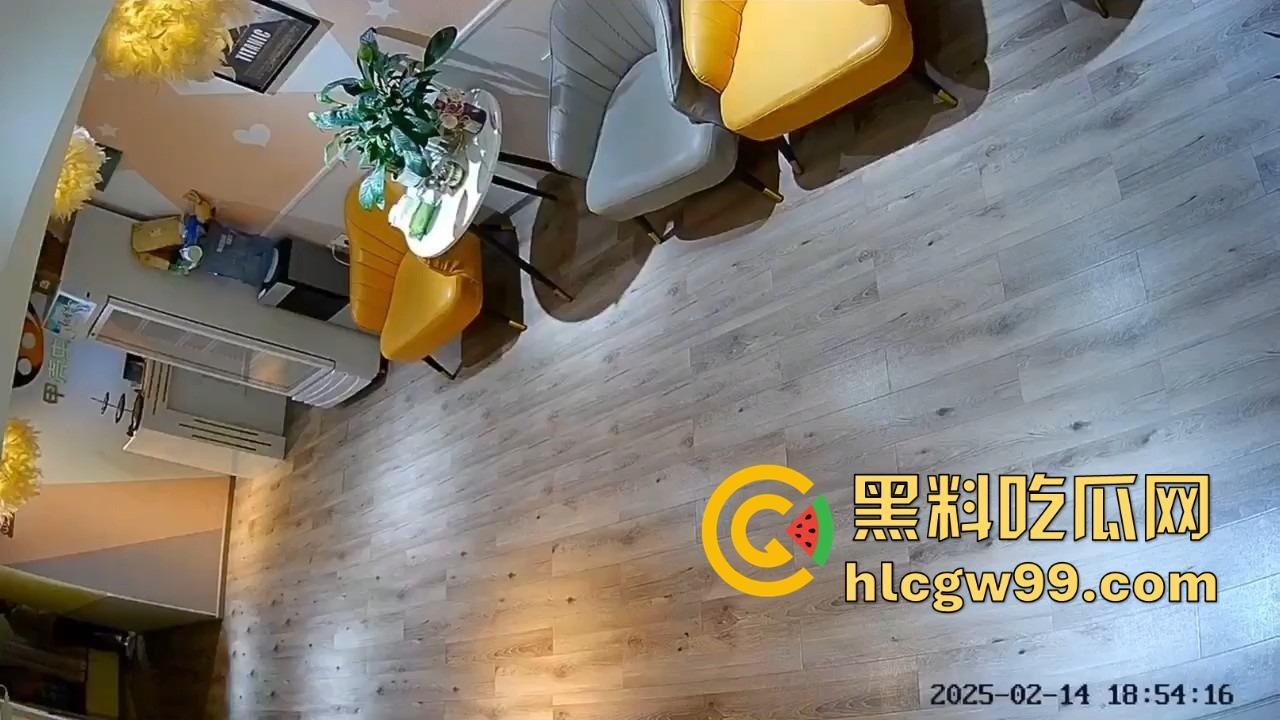 湖北大学研究生【封曦月】竟敢在私人影院强行猥亵，差点霸王硬上弓把人强奸，老板及时救场！-9